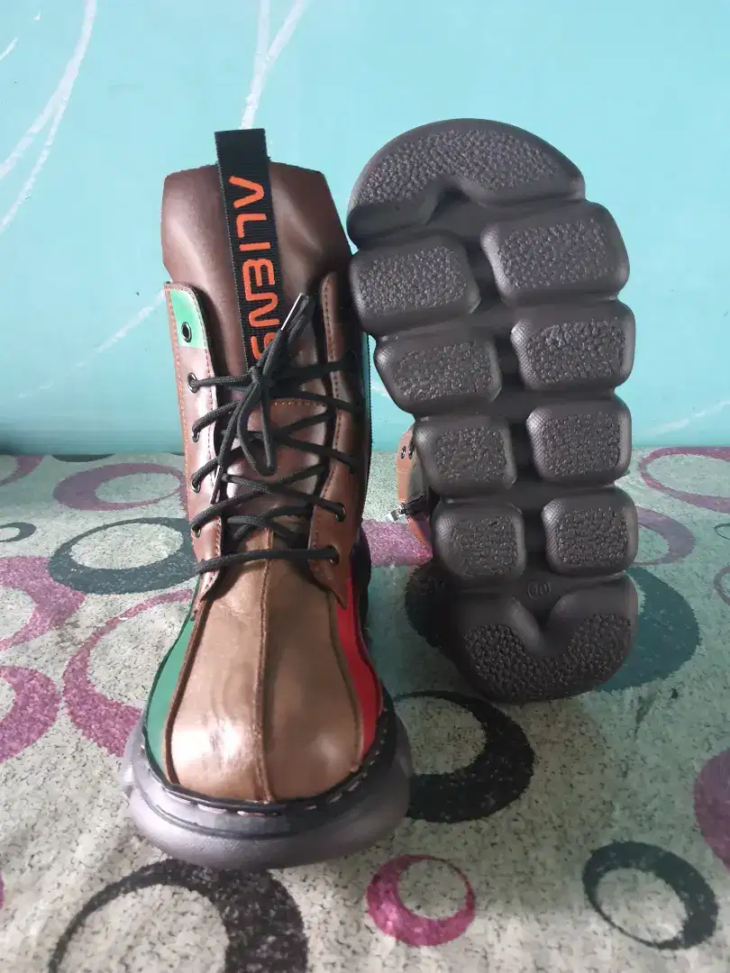 Sepatu Boots Unik