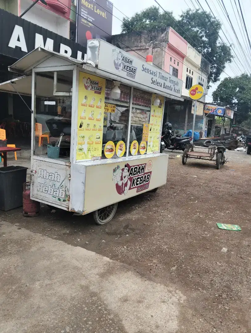 Karyawan jualan kebab burger