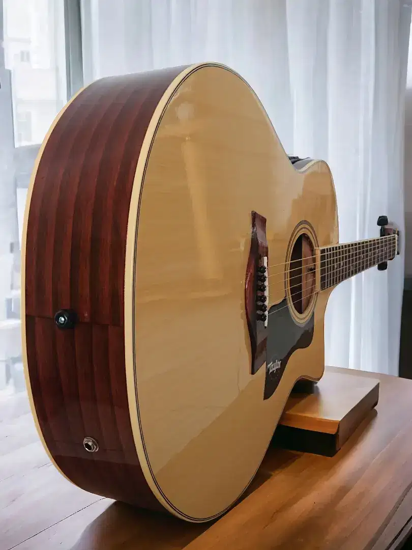 Gitar akustik elektrik taylor