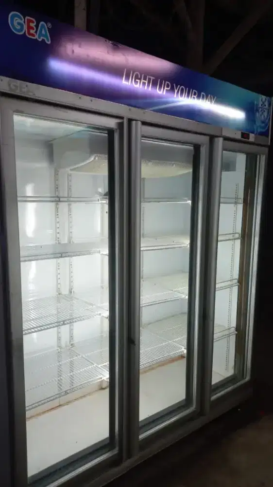 Showcase 3 Pintu GEA