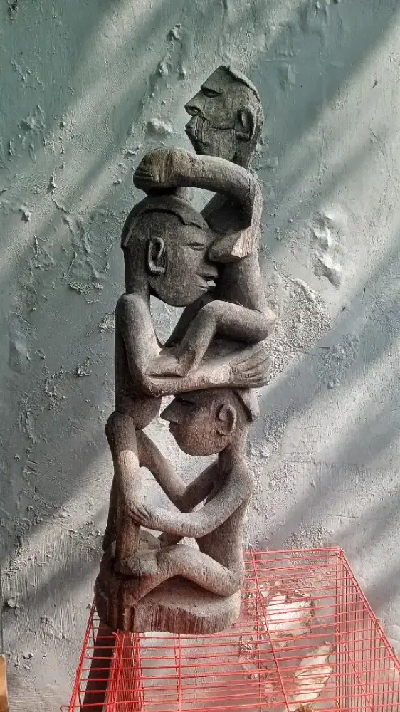patung kayu irian jaya / papua Tua