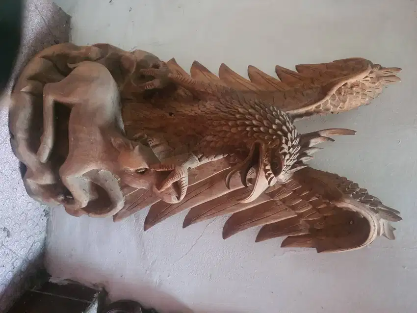 Patung Garuda sedang menangkap kancil