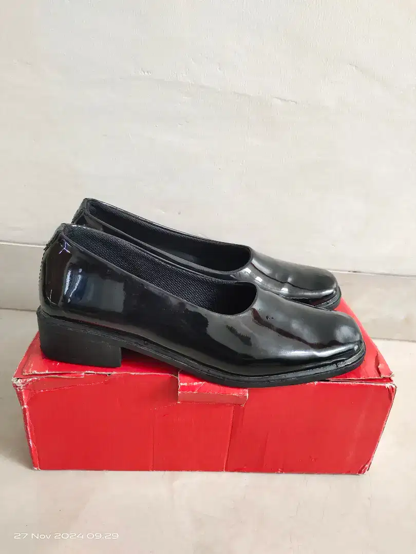 Sepatu Pantofel Wanita Hitam Glossy