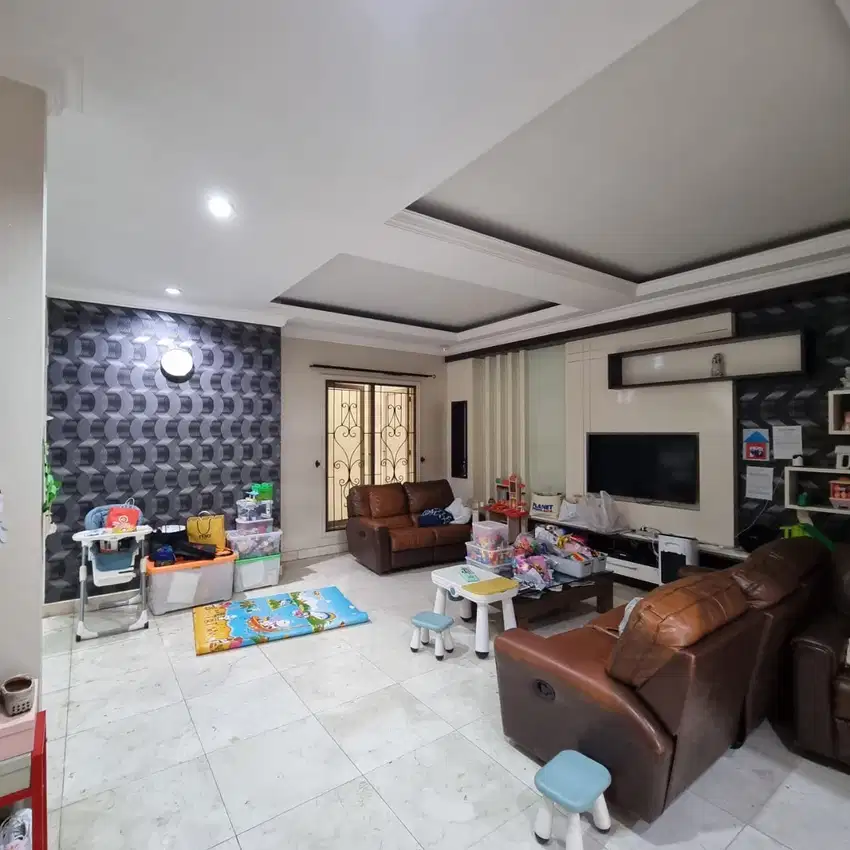 rumah pik1 manyar permai 9x20 semi furnish,3 lantai,utara