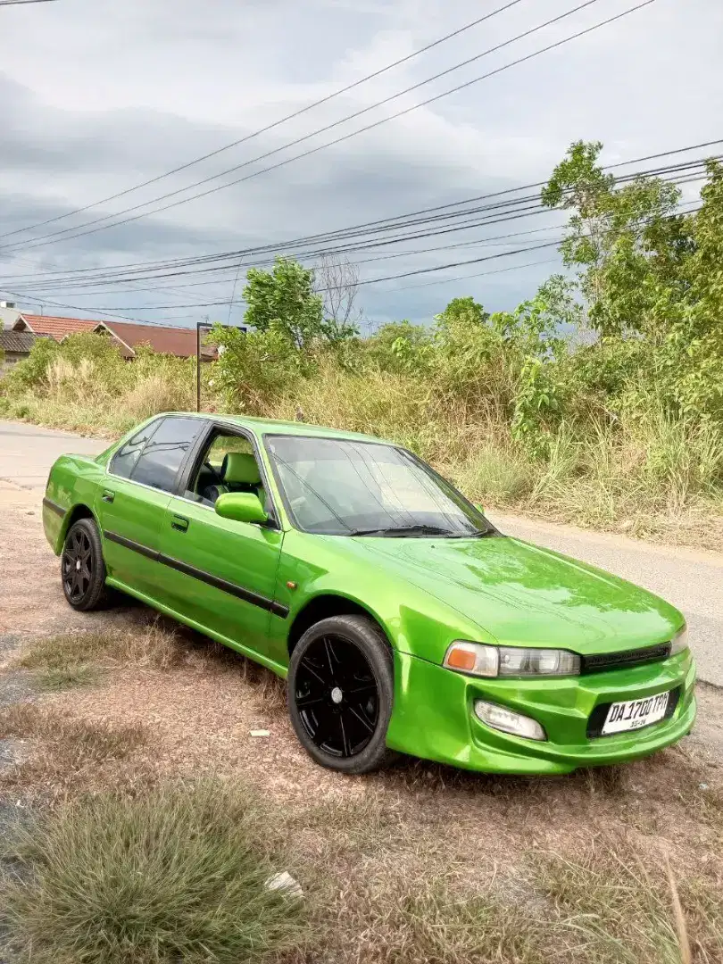 Mobil Sedan Honda Accord 90