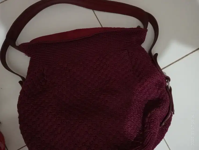 tas rajut warna merah maron