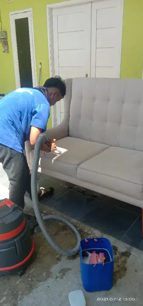 Jasa cuci sofa cuci sepringbed menghilangkan tungau tuntas wangi brsh.