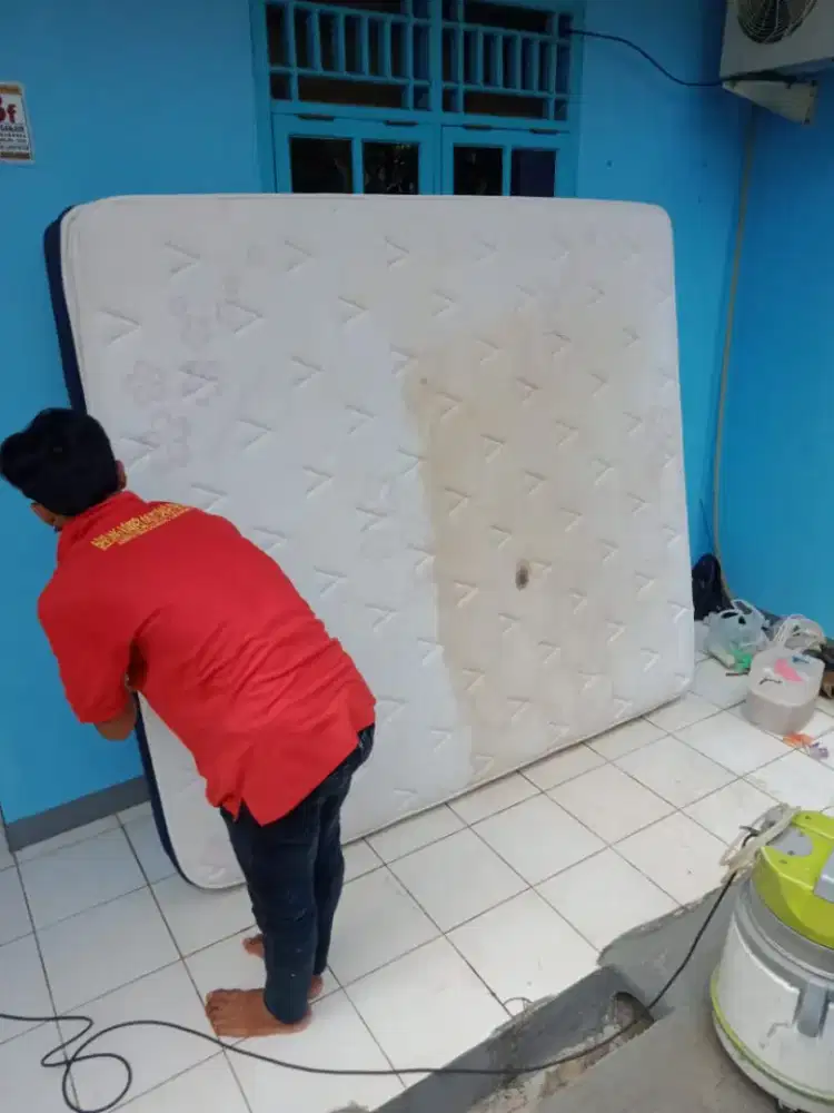 Jasa cuci sepringbed kasur kursi sofa jok mobil dan interior mobil.