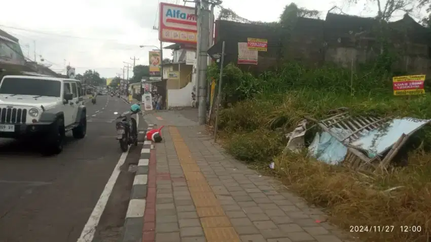 Tanah di pinggir jalan samping alfamart