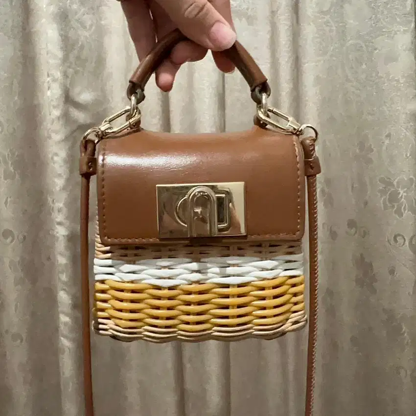 Furla 1927 Micro Top Handle (hububgi lewat wa lebih cepat)