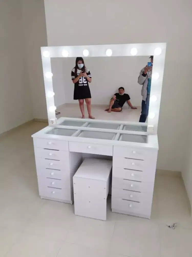Meja rias lampu led