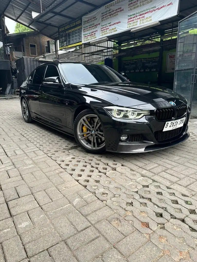 di jual bmw 330i hitam 2015 pemakaian 2016 bukan harga kredit