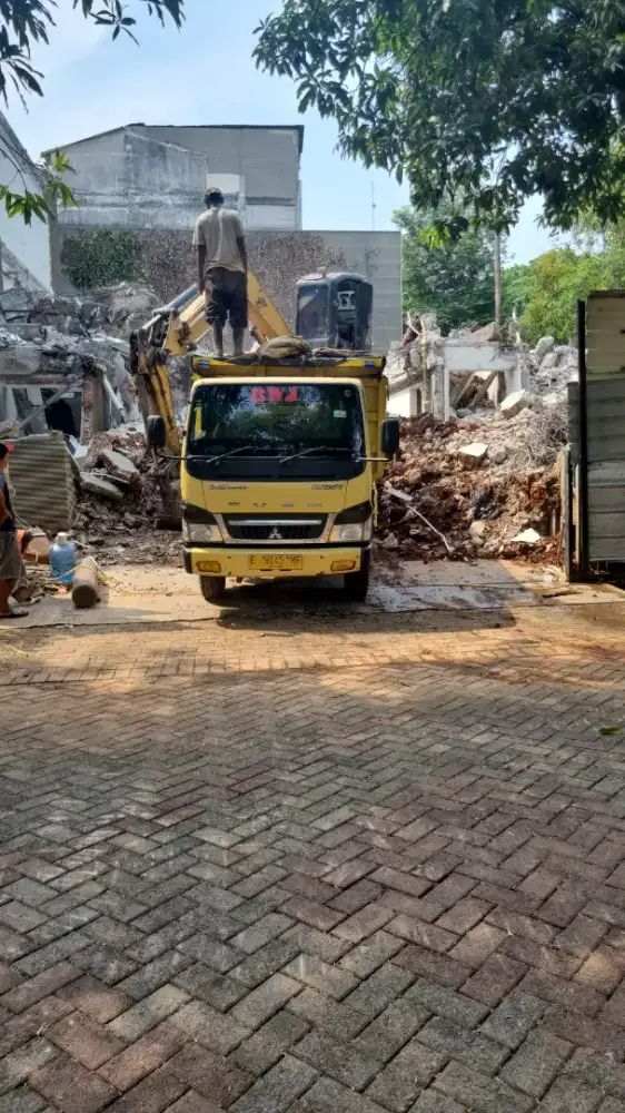 Urugan material puing dan buang sampah