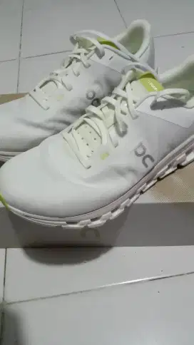 Sepatu OnCloud flow 4