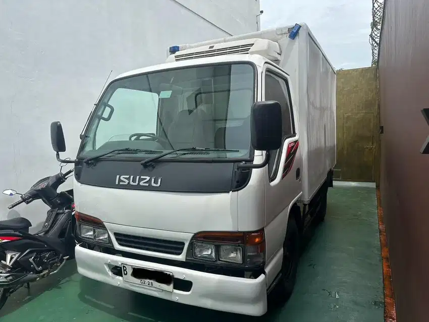 Isuzu Elf engkel Box pendingin freezer