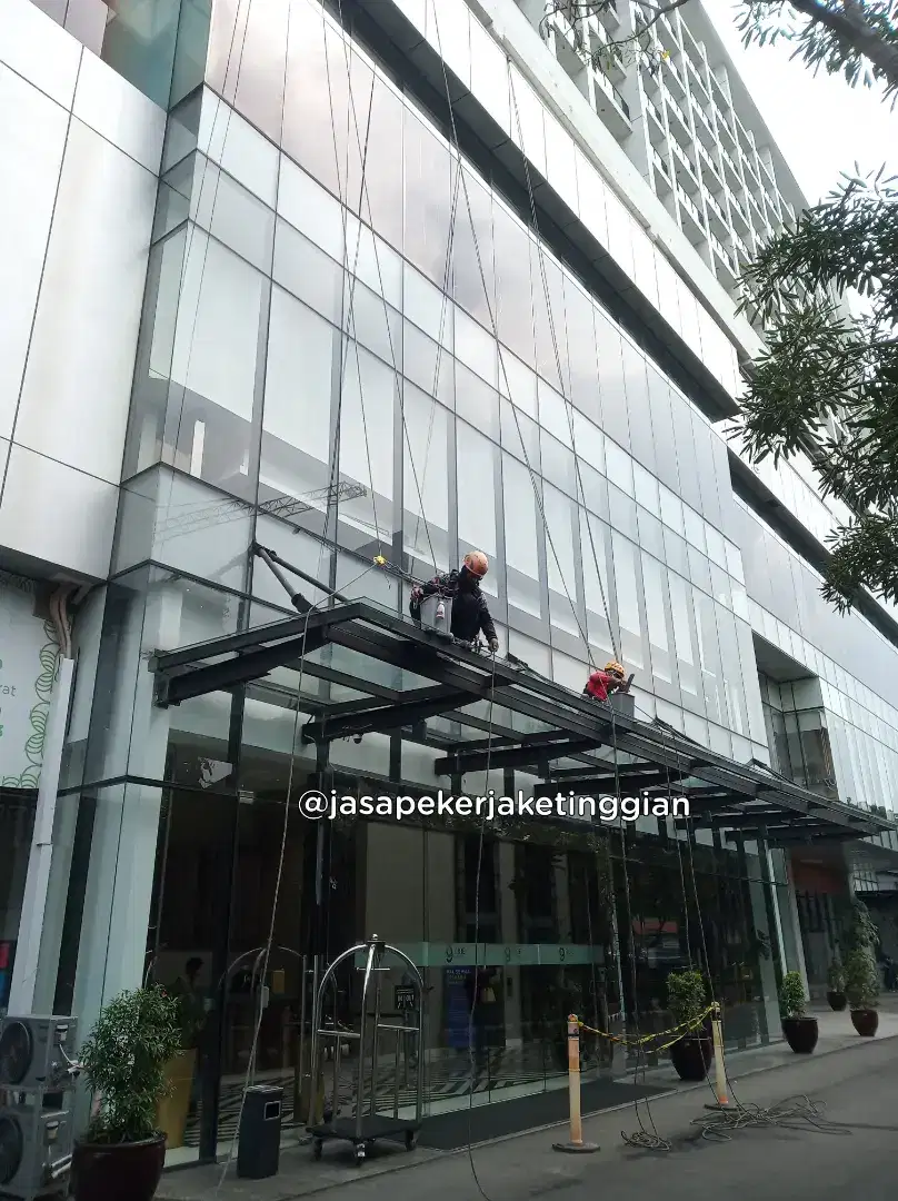 Pembersihan pengecatan cleaning waterproofing facade kaca dinding