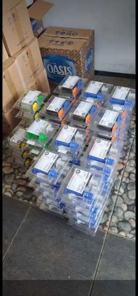 Menampung tinta tinta cartridge printer baru dan bekas