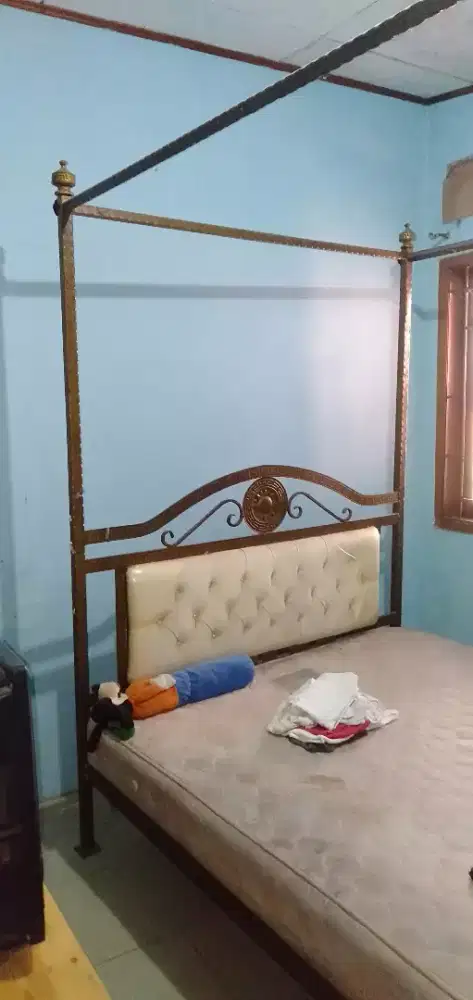 Tempat tidur besi