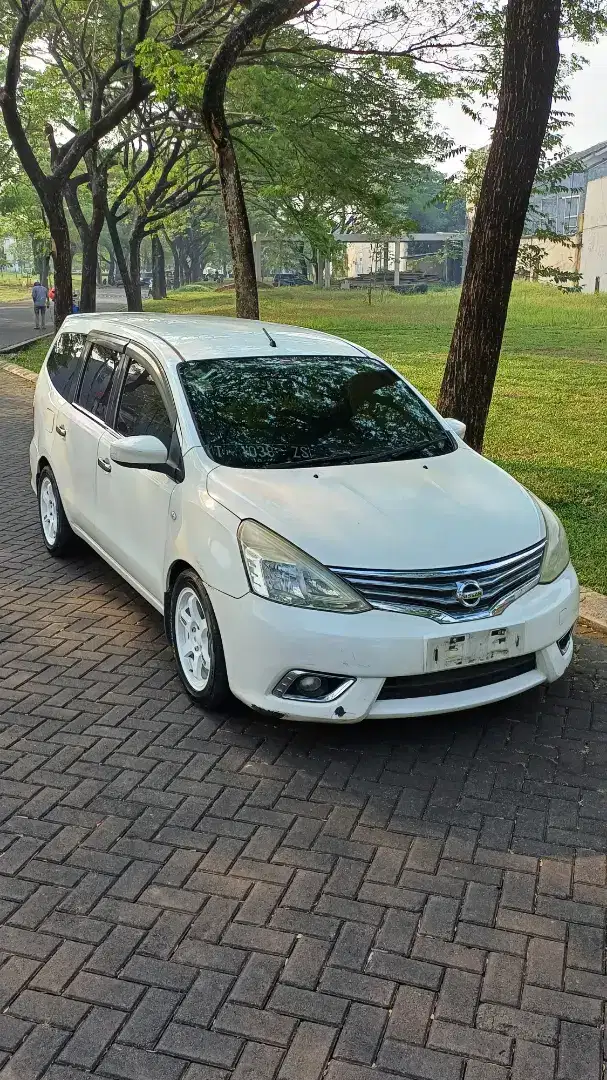 Nissan grand livina L11 A/T 2014