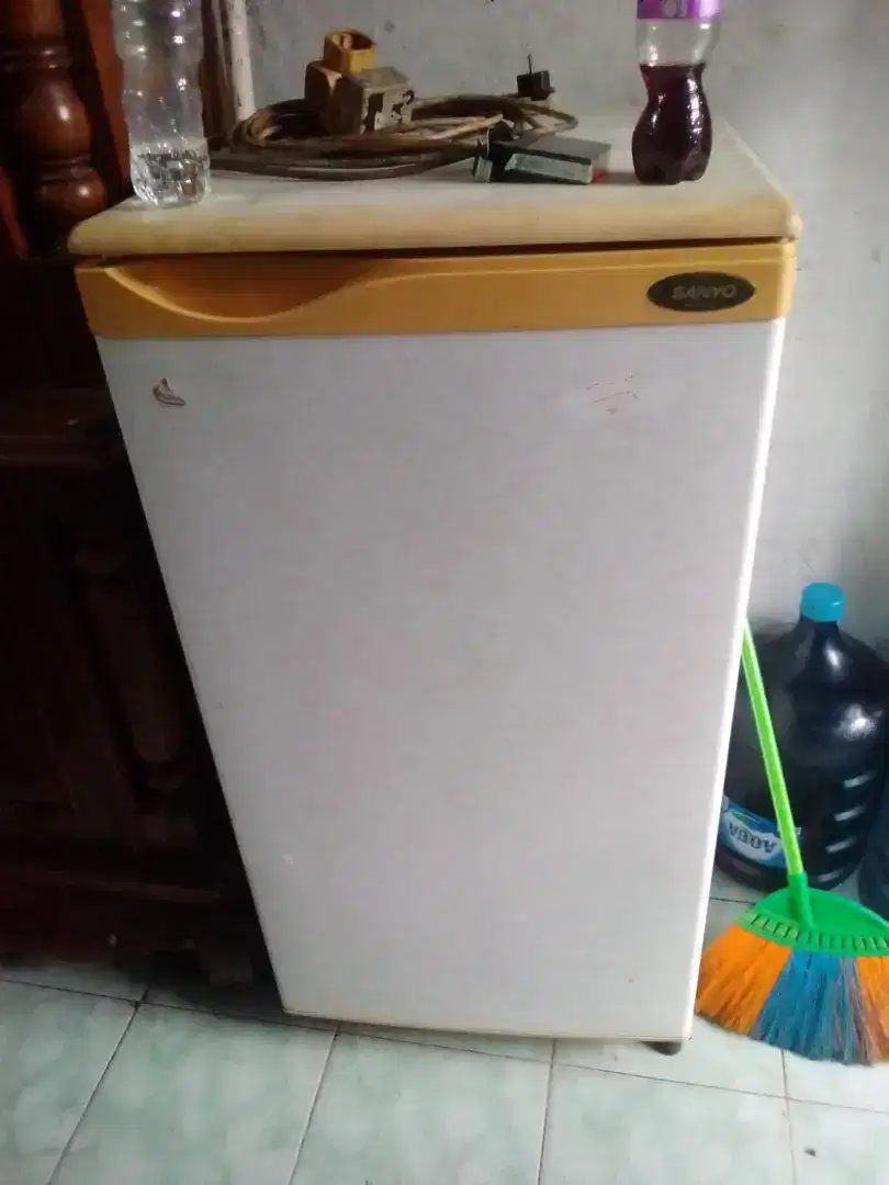 Kulkas 1 pintu merek Sanyo
