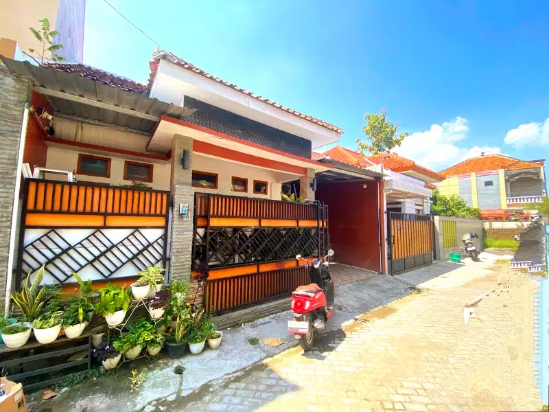 Rumah cantik 1,5 lantai di perumahan cluster Banyuanyar bonus furnish