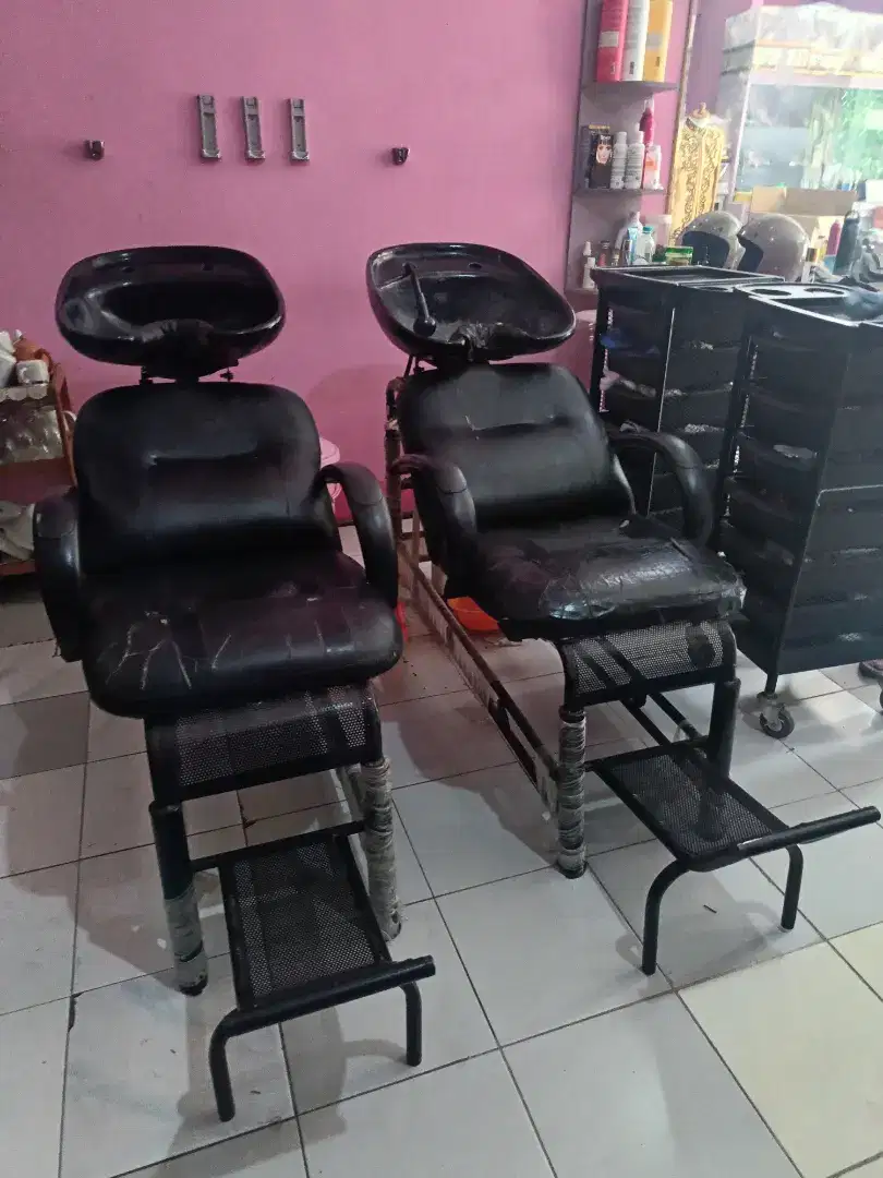 Kursi Cuci Rambut dan Rak Peralatan (NEGO)