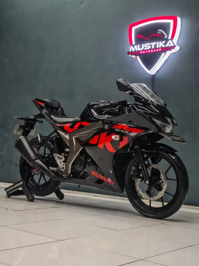 Termurah!! Suzuki GSX150R th 2018 black glossy. Nopol L sby pajak baru