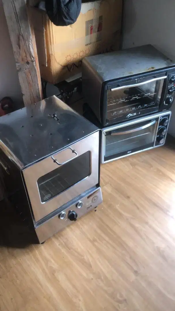 Bu dijual murah 2 oven listrik + 1 oven gas