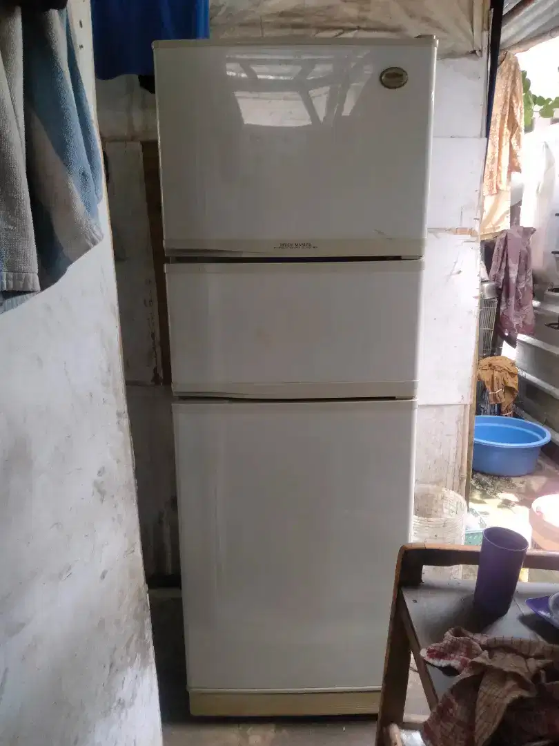 Punya kulkas 3 pintu normal siap pakai gk ada kendala merek goldstar