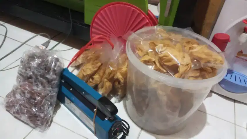 Kue bawang/kripik pangsit