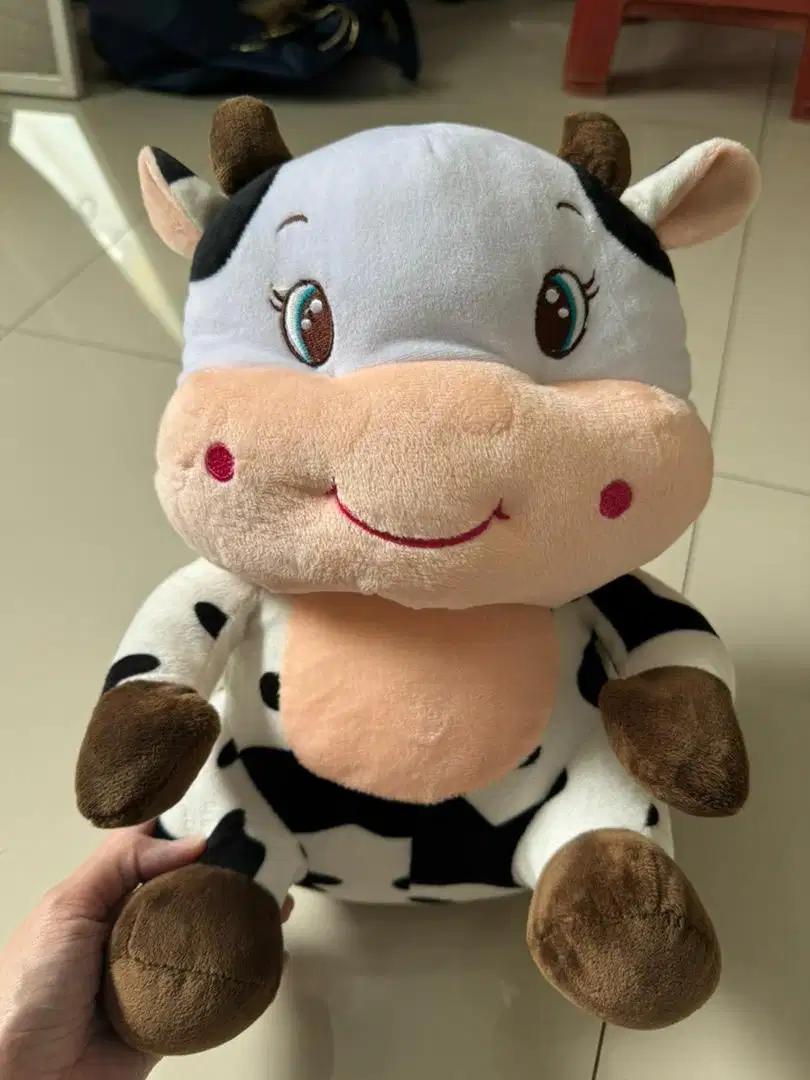 Boneka sedang cow