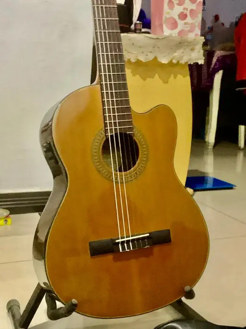 Gitar klasik lucero LC 200 sce