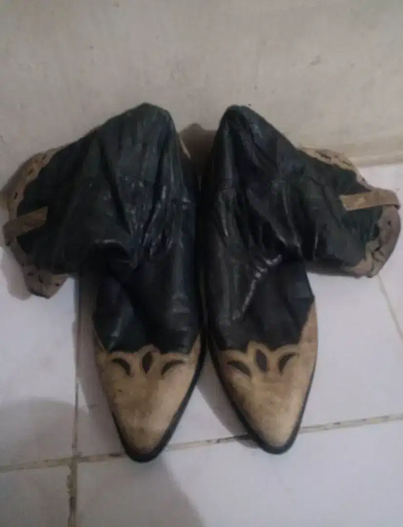 Di jual cepat sepatu kulit asli tinggi kulit 60 cm masih bagus No 41