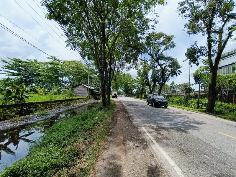 pinggir jalan Khatulistiwa Batu Layang Pontianak