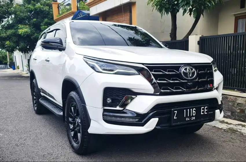 Fortuner 2.8 GR Sport Diesel 4x2 AT 2022/23– Orisinil , Mulus Terawat