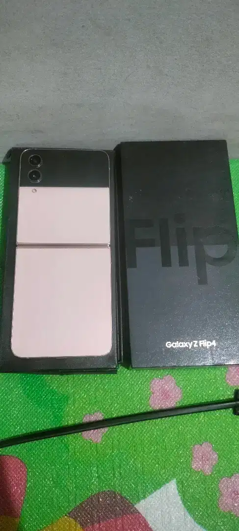 Samsung Z Flip 4 8GB / 256GB fullset kondisi 90%