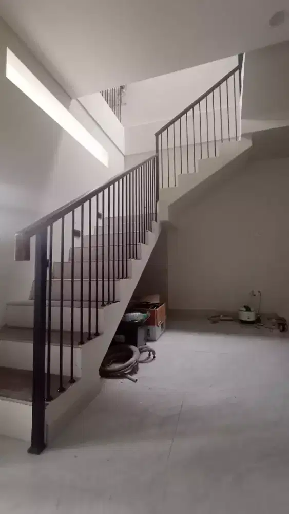 Ralling tangga pegangan kayu