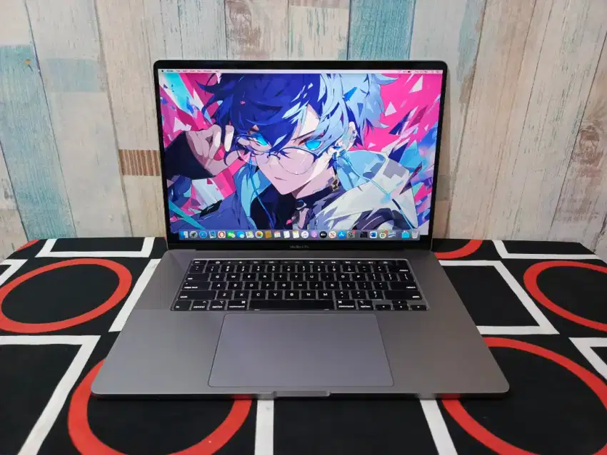 Macbook Pro 2019 Touchbar Intel core i7 dual Vga amd Ram 16 gb SSD 500