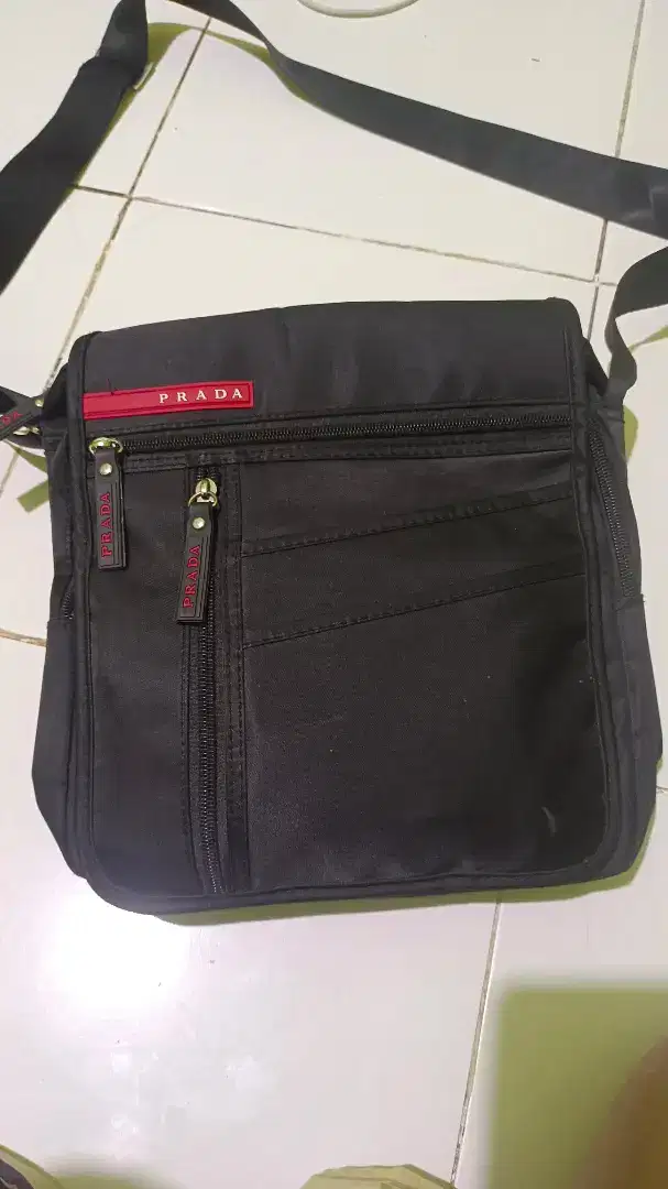 Tas Selempang Prada