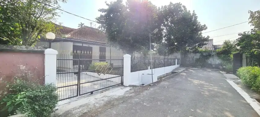 Rumah dengan halaman luas, kondisi terawat dan siap huni di Cimanggu,