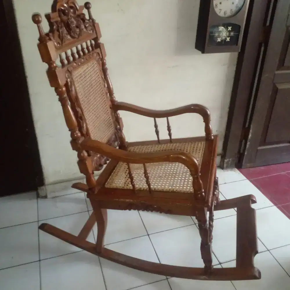 *Dijual  cepat Kursi Goyang Jati Ukir Antik*
