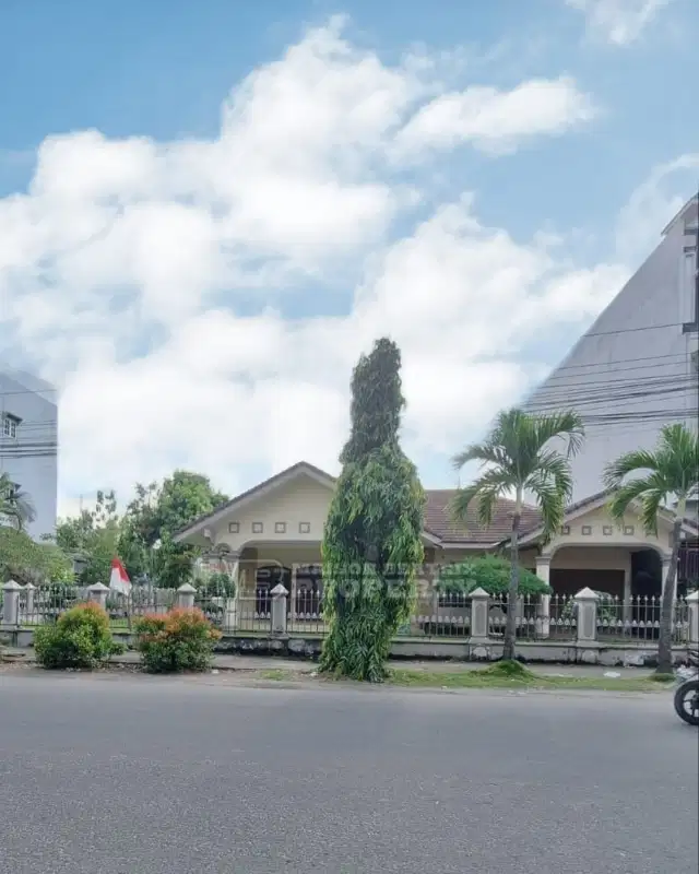 RUMAH DG HALAMAN LUAS PINGGIR JALAN KARYA MEDAN BARAT