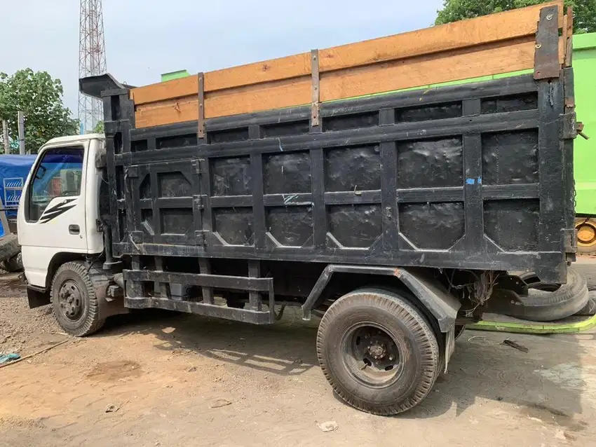 Isuzu elf macan 2013