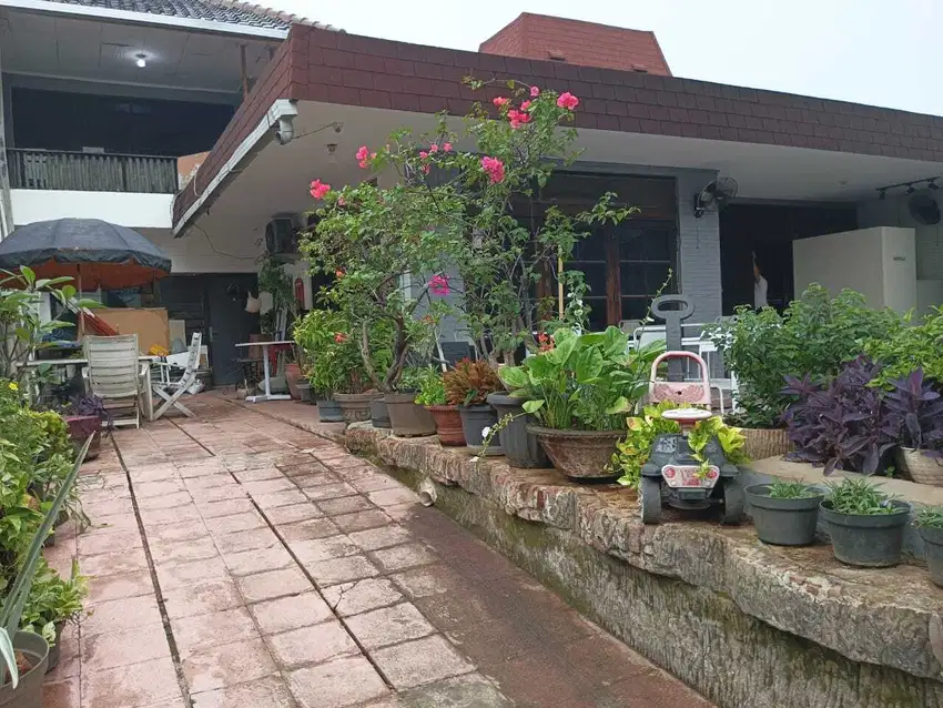 Rumah Pinggir Jalan Besar Dijual di Area Tebet