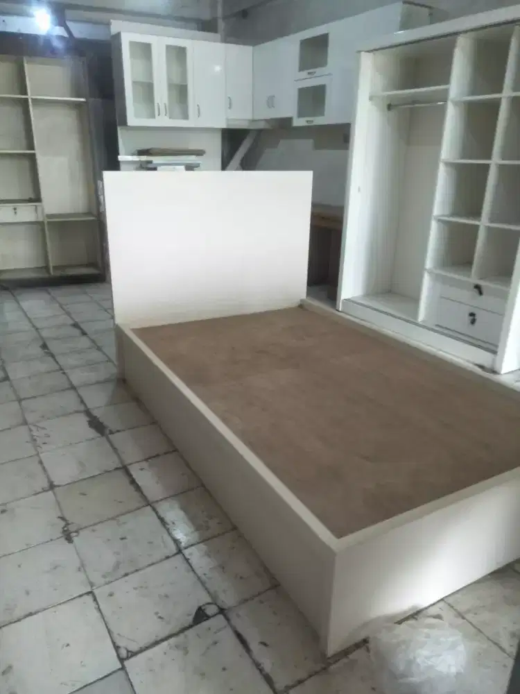 Tempat tidur  UK kasur 120 x 200 cm