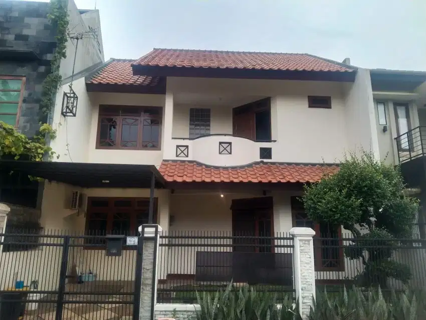 Disewakan rumah 2Lt Type 3Kt Semi Furnished Di Buaran Regency