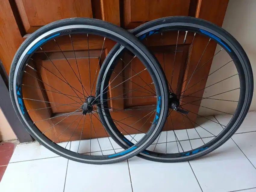 Wheelset sepeda balap roadbike 700c entity XL2 dan ban schwalbe lugano