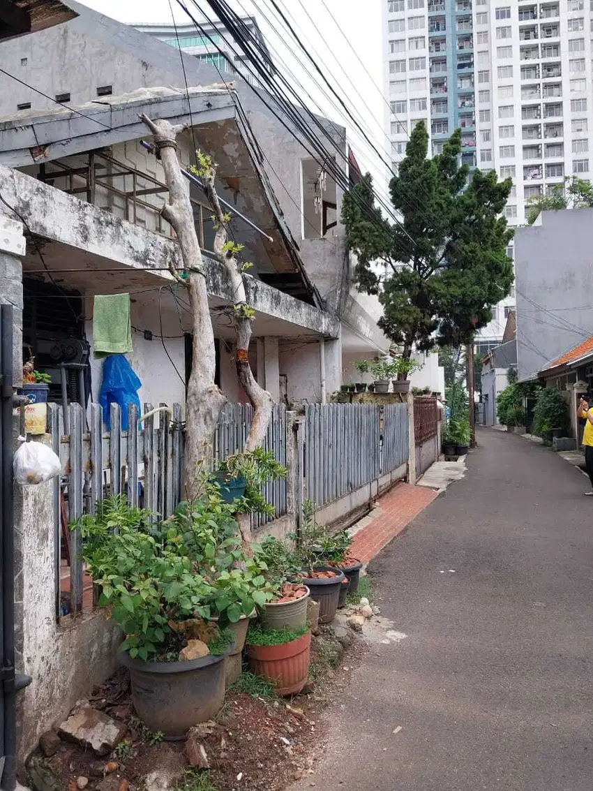 Rumah tua di Jl. Biru Laut .Cawang .harga jual hanya hitung tanah