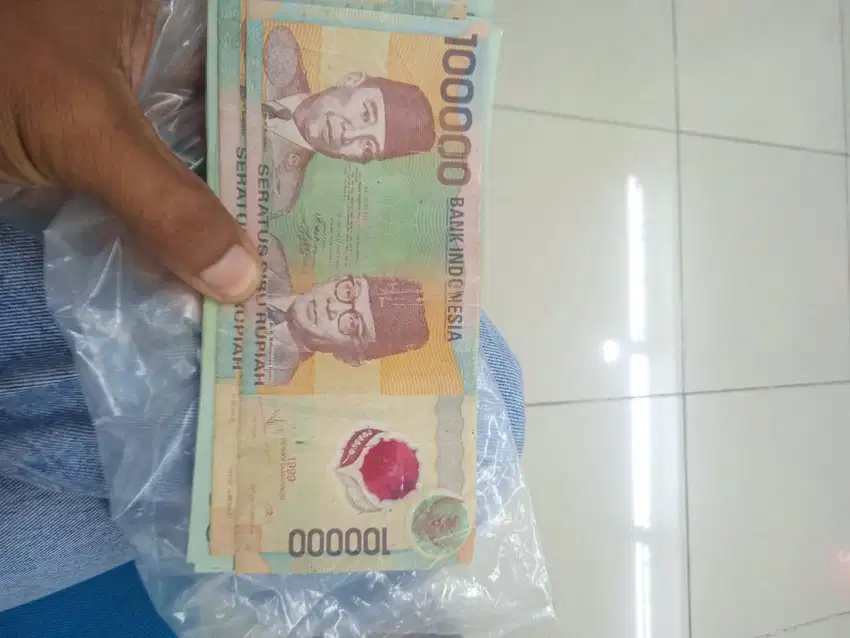 Uang pecahan 100 ribu dan uang pecahan 50ribu