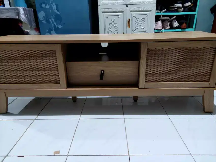 TV Stand/ Meja TV merk Zyo Oliver